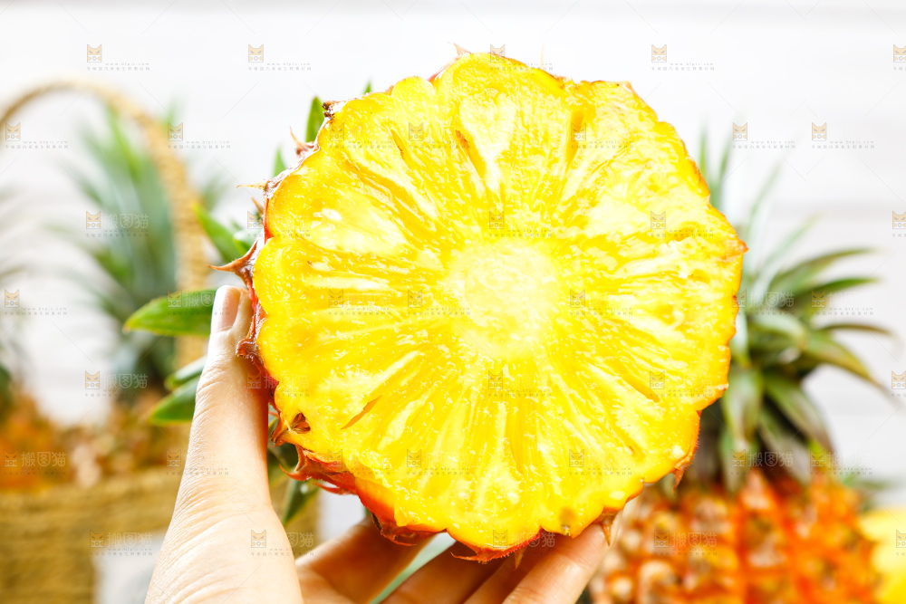 手里拿着新鲜凤梨