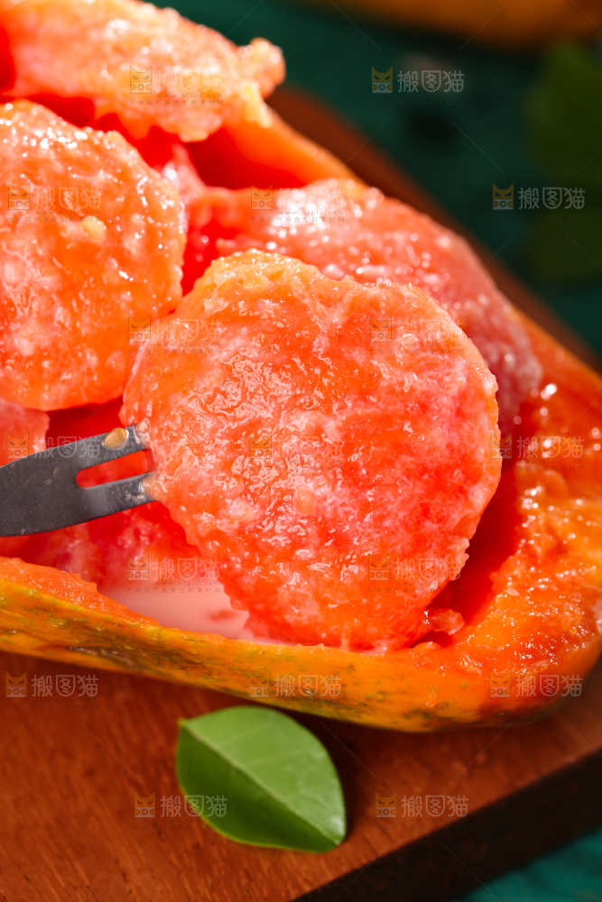 木板上的海南红心木瓜