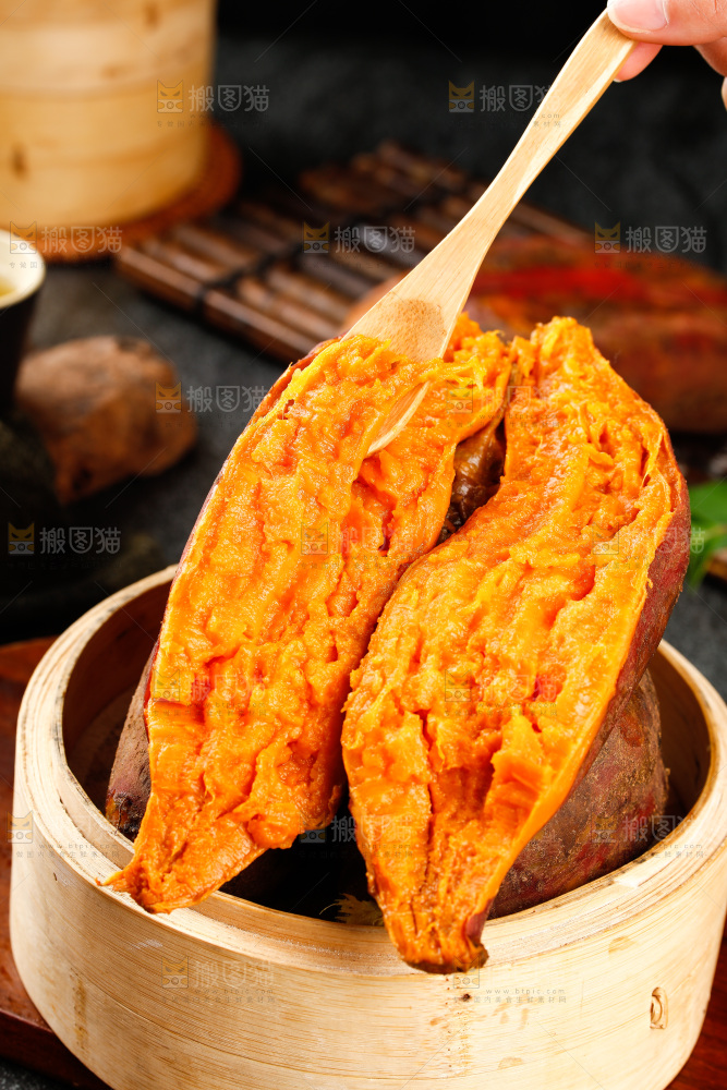 蒸笼里装着蜜薯