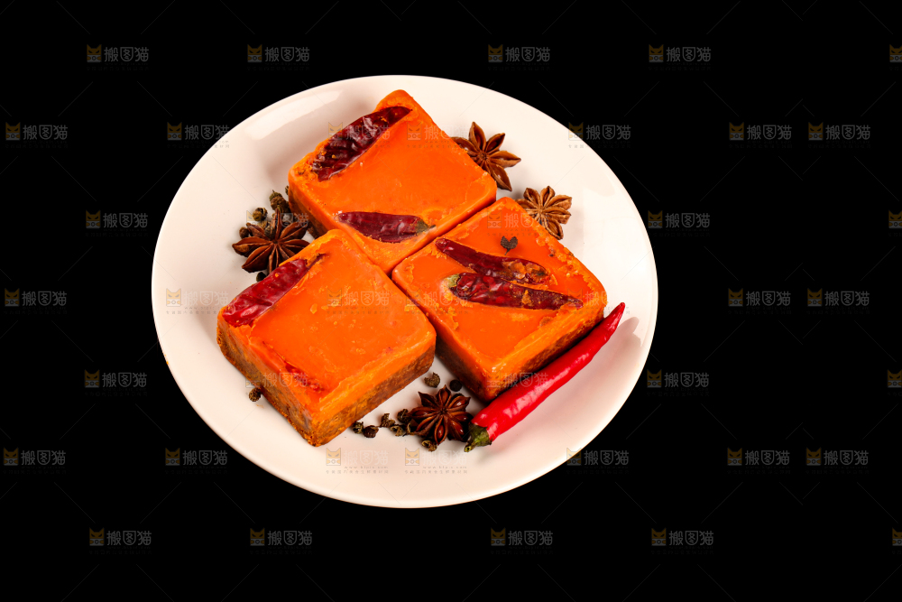 一盘麻辣火锅料放在黑底上