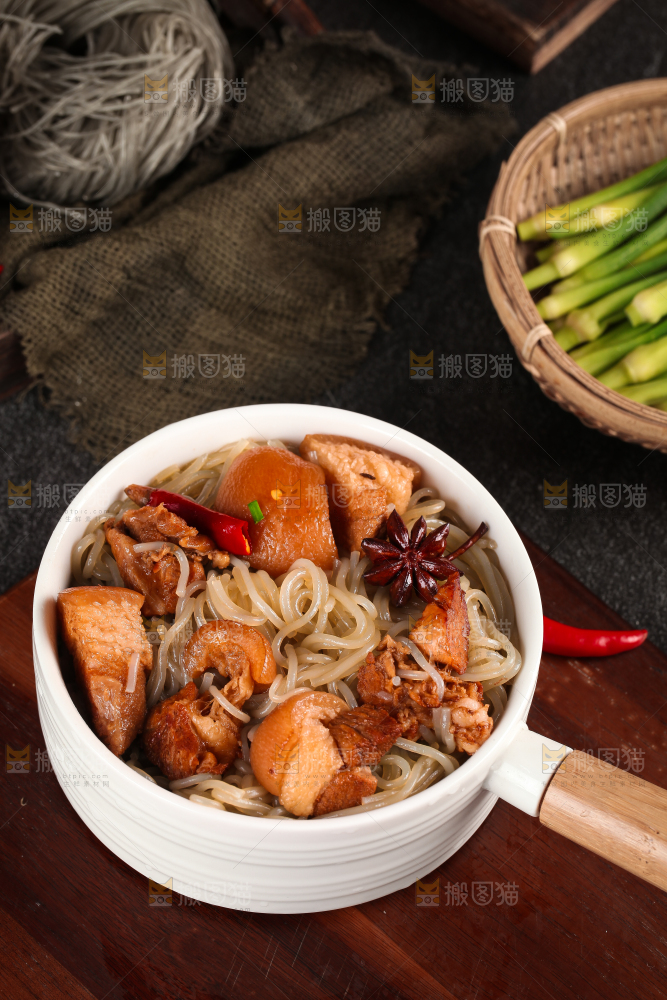 碗里装着猪肉炖粉条
