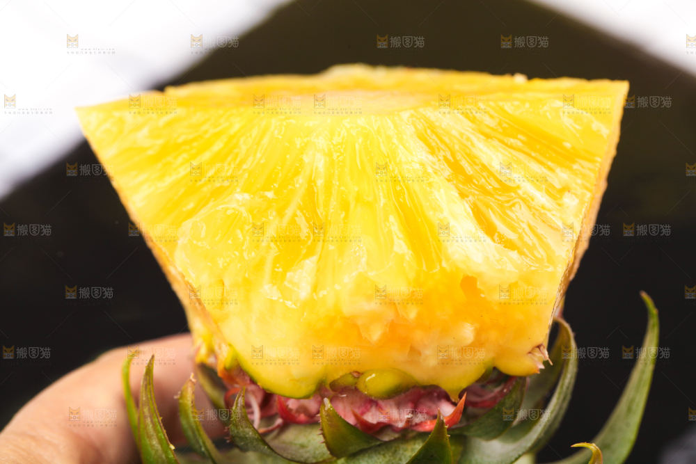 手里拿着新鲜凤梨