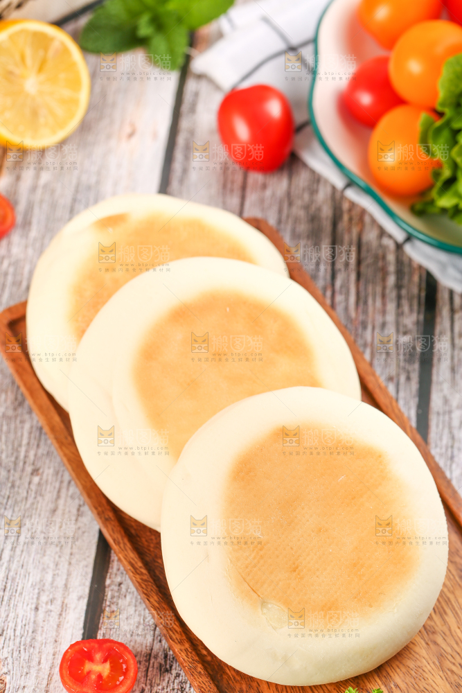 盘子里装着奶香饼