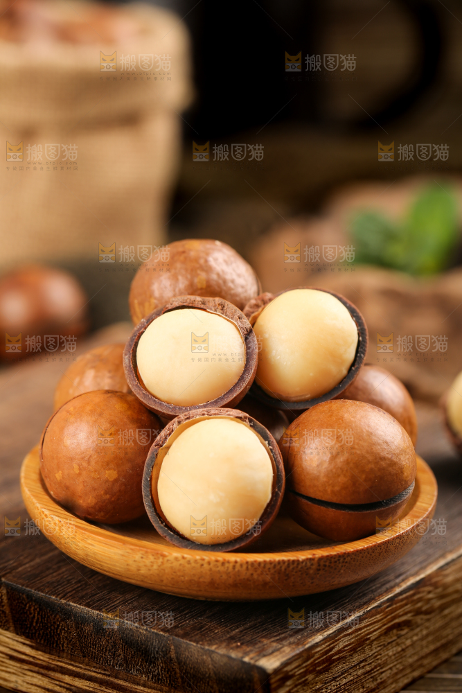 一碟夏威夷果放在木底上