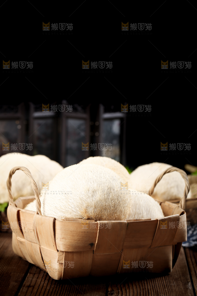 篮子里装着云南新鲜猴头菇