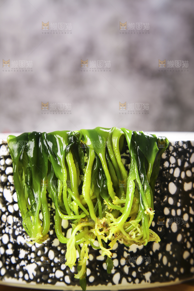 木板上放着一碗海白菜