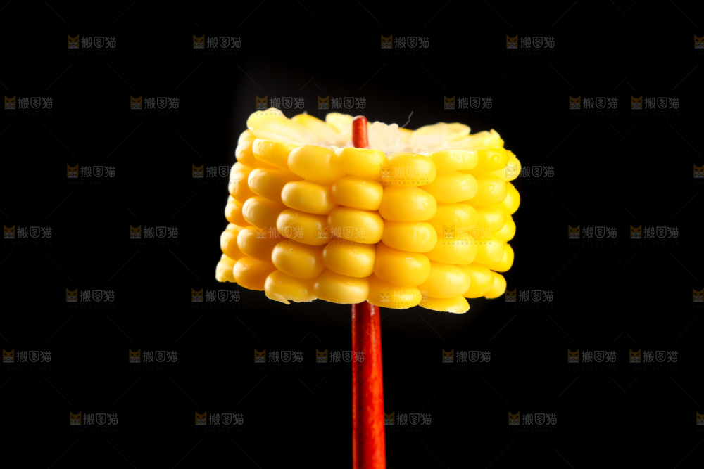 筷子上夹着玉米
