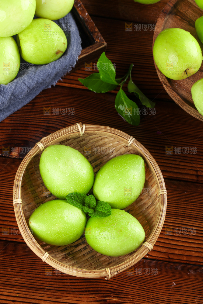 篮子里装着牛奶枣