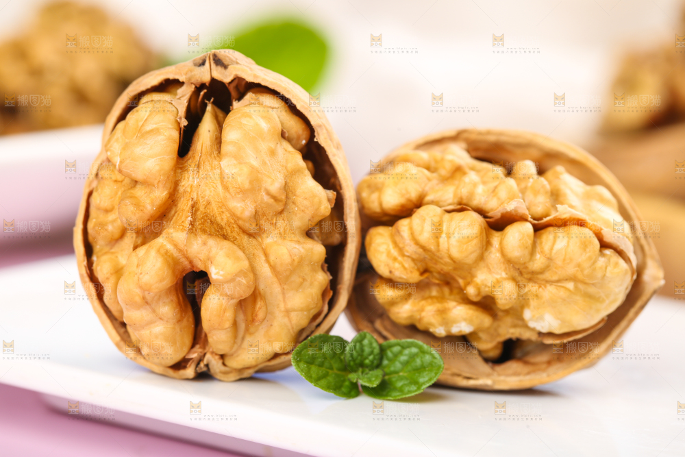 盘子里剥开的纸皮核桃