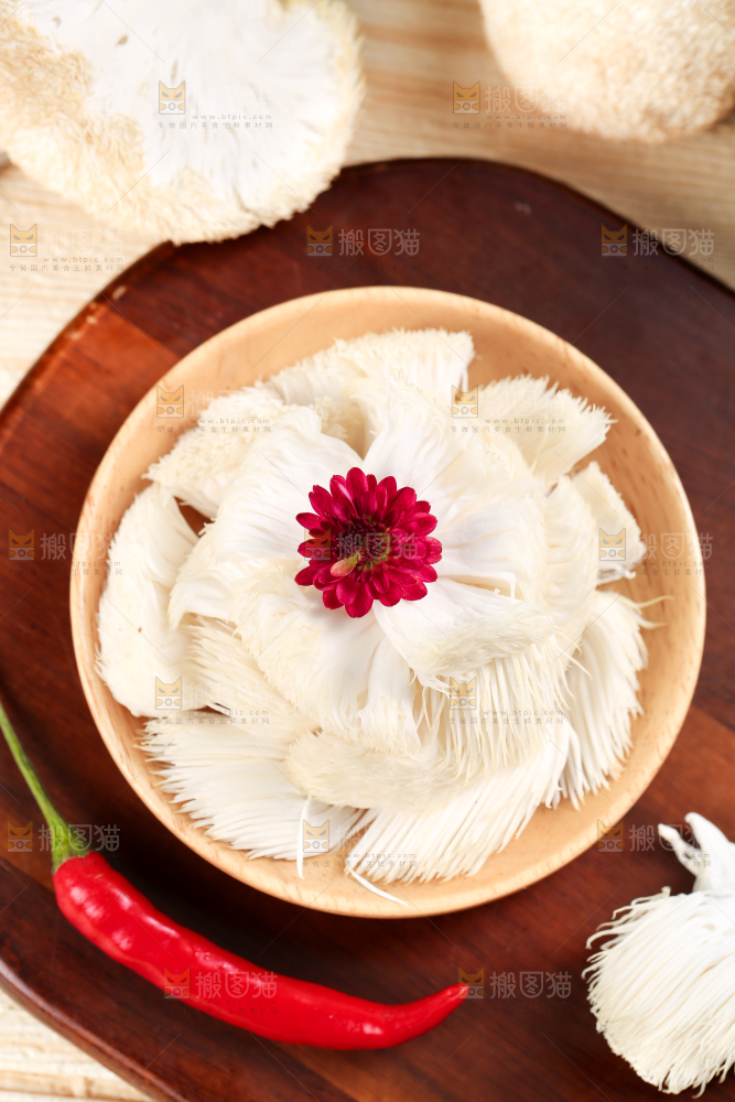 木板上放着长白山猴头菇
