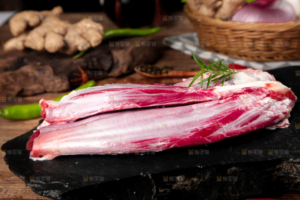 木板上放着牛腱子肉