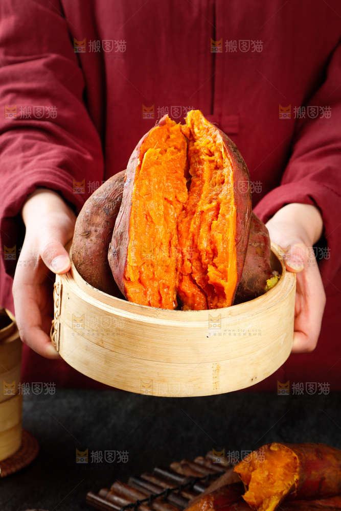 蒸笼里装着蜜薯