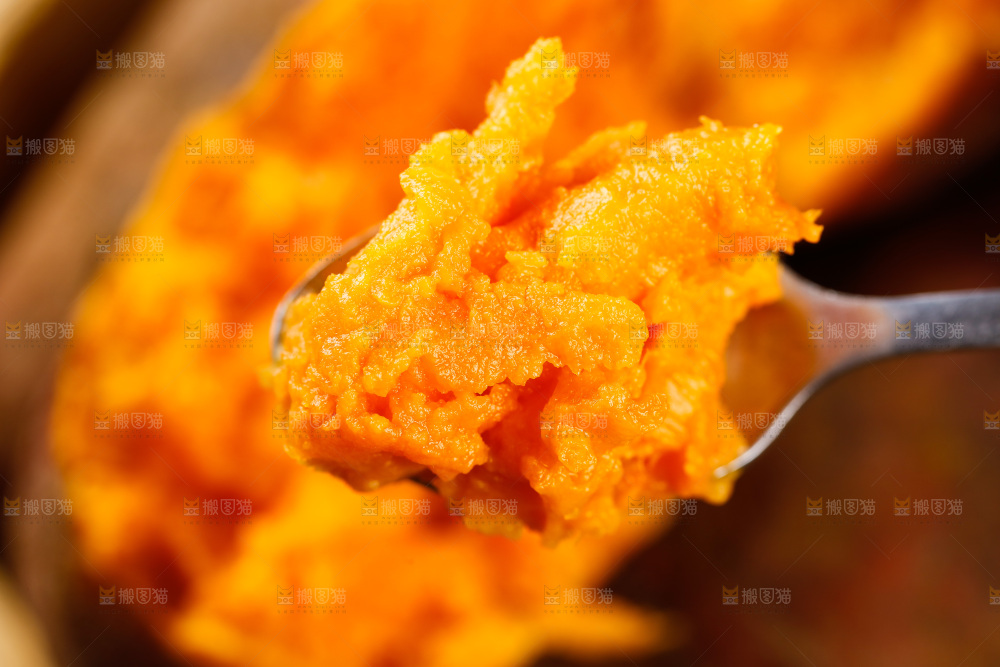 蒸笼里装着蜜薯