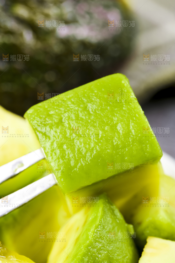 叉子叉着牛油果果肉