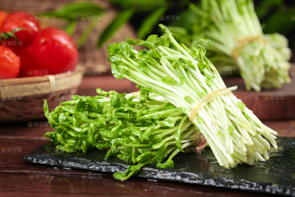 黑石板上的豌豆芽苗菜