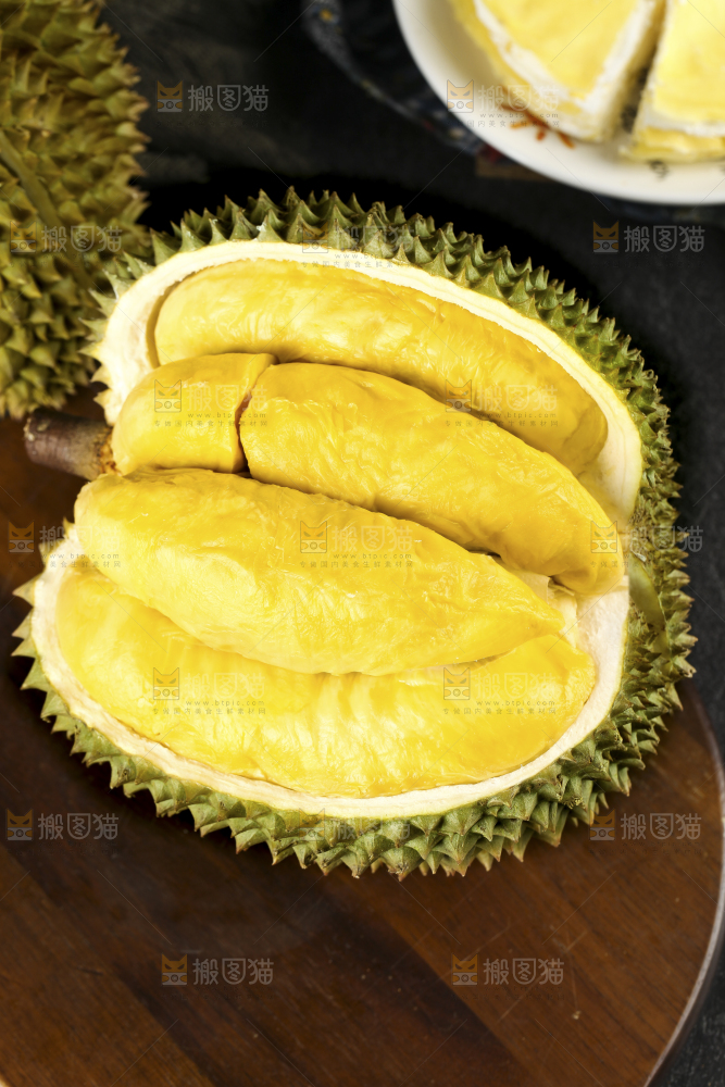 木板上的泰国甲仑榴莲