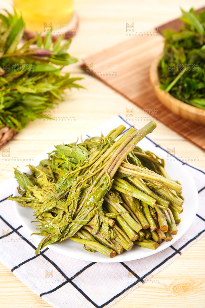 格子布上放着一盘山东香椿芽