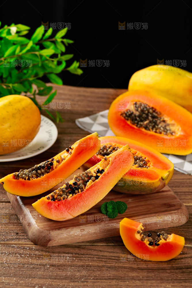 木板上的雷州红心木瓜