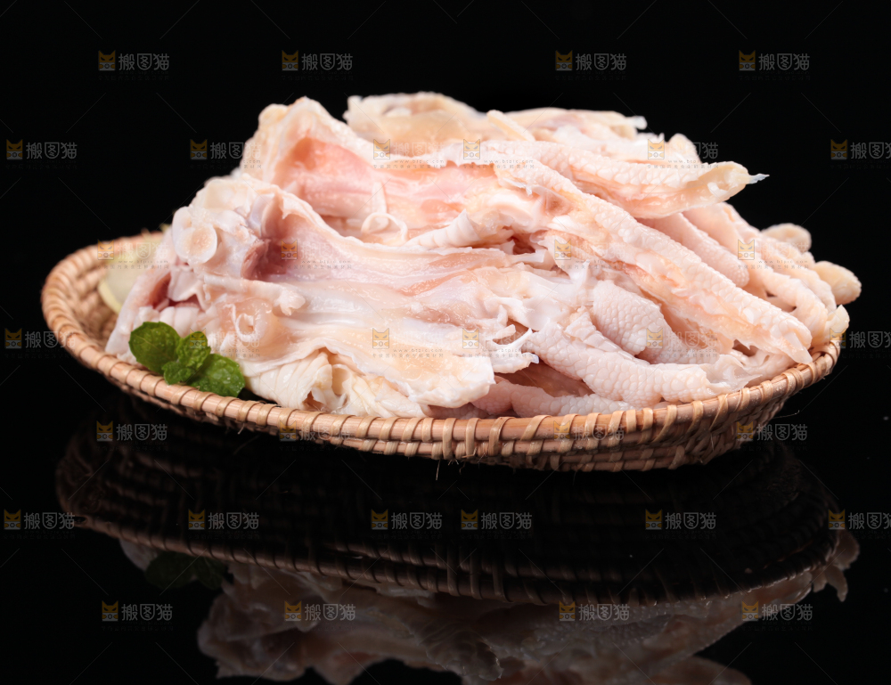 盘子里装着去骨鸡爪