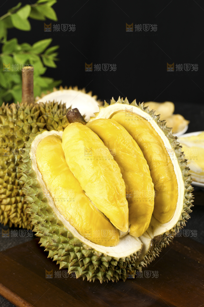 木板上的泰国甲仑榴莲