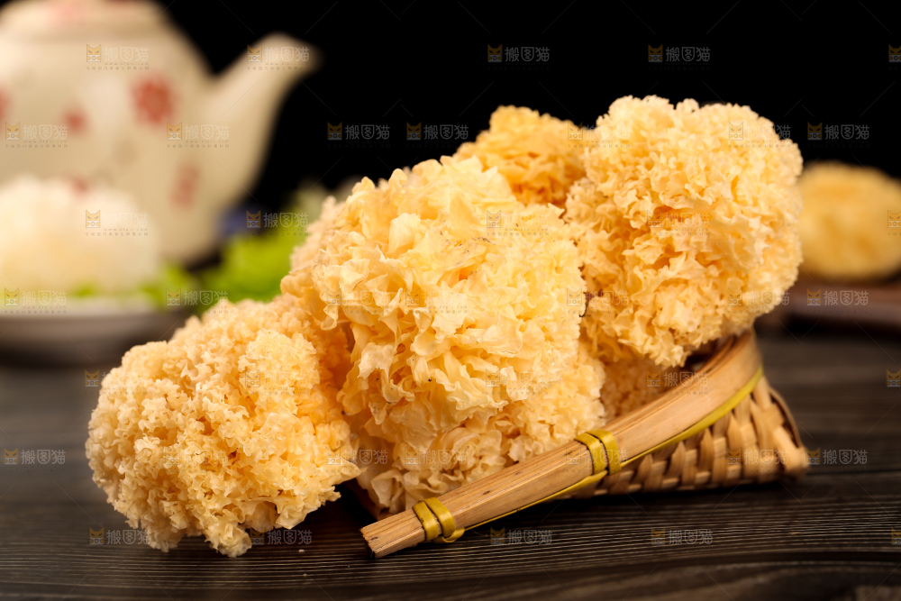 木底上放着古田银耳