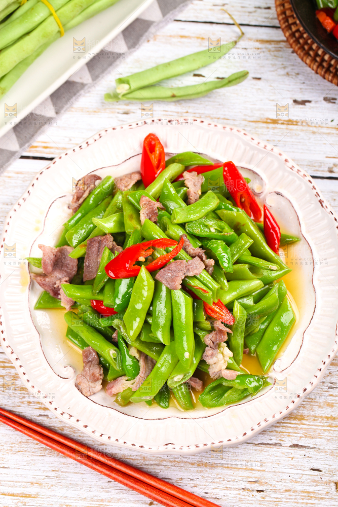 盘子里装着四季豆炒辣椒