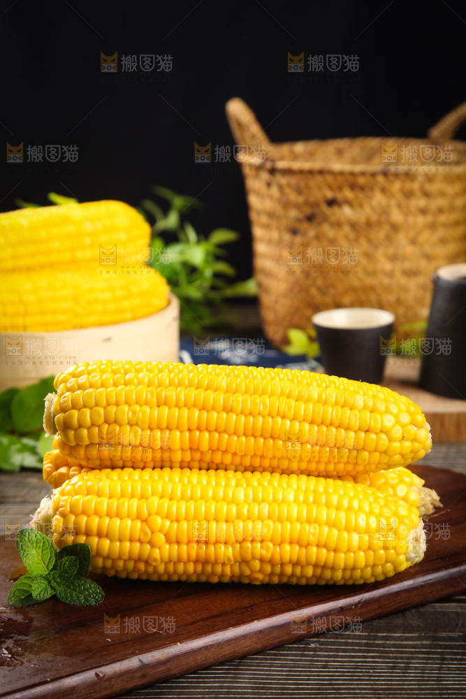 木板上的东北玉米