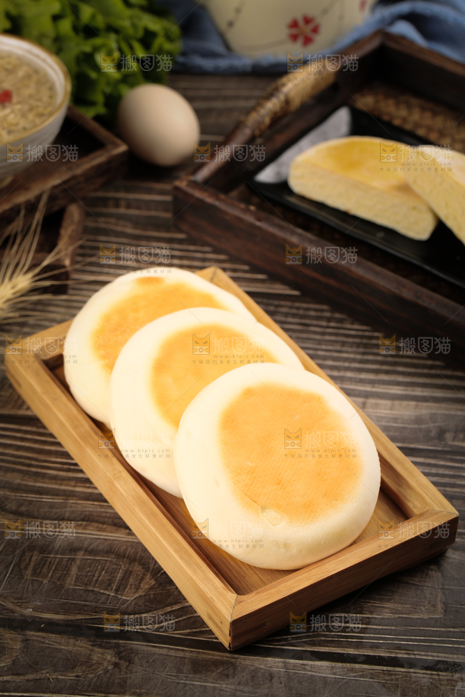 盘子里装着奶香饼