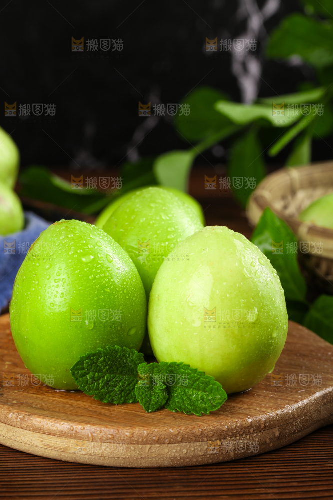 木板上放着新鲜牛奶枣