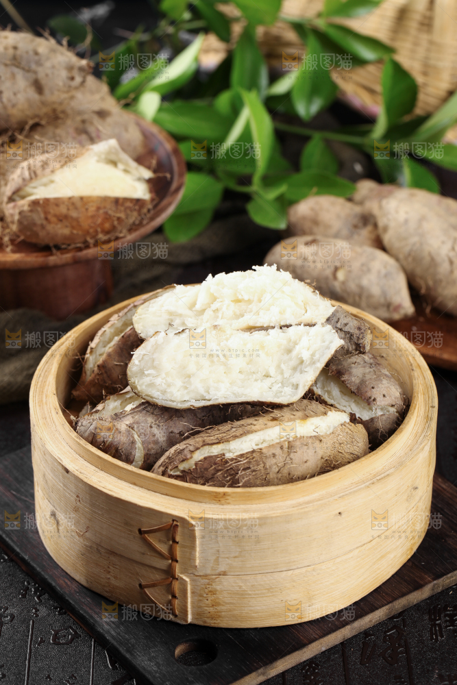 石板上放着一笼熟毛薯