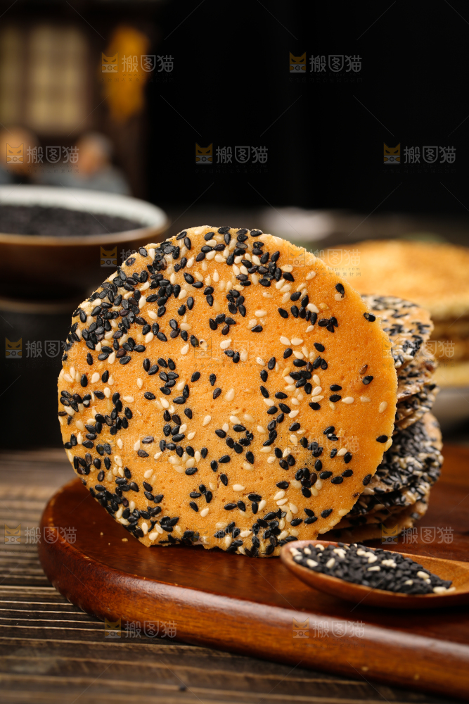 木板上放着手工芝麻饼