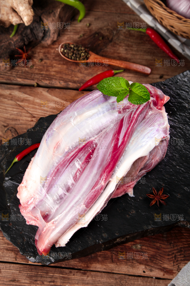 黑石板上的草原散养牛腿肉