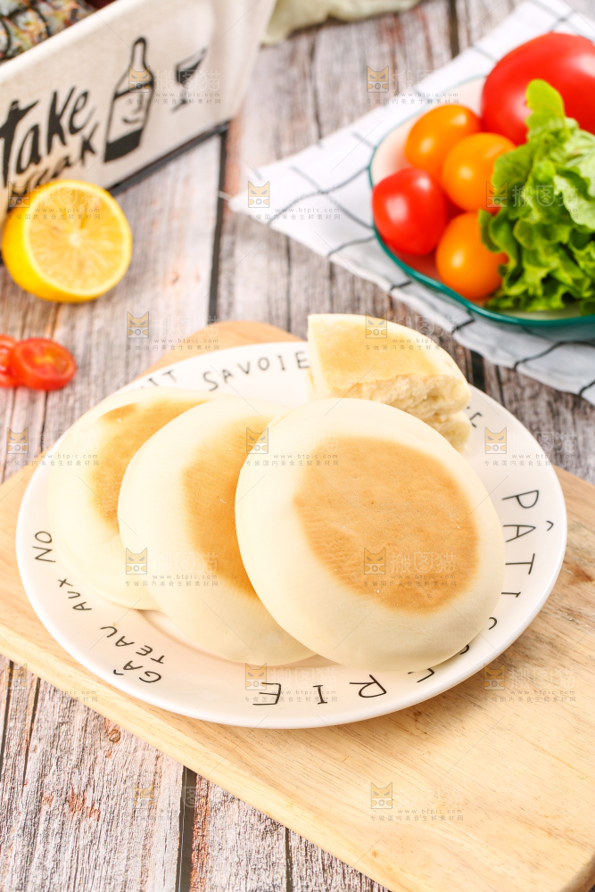 盘子里装着饼子