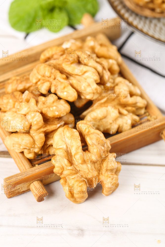 木底上的核桃仁