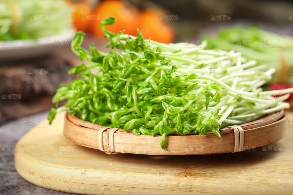 木板上放着豆苗菜