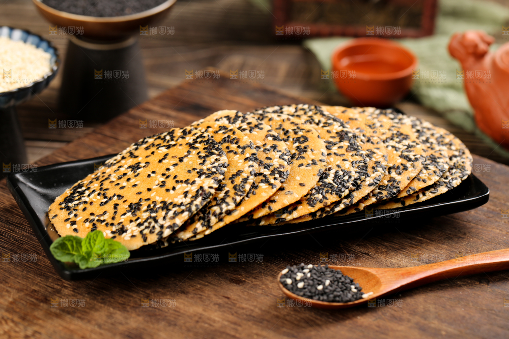盘子里装着炭烤芝麻饼