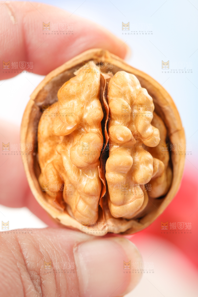 手拿剥开的新疆核桃