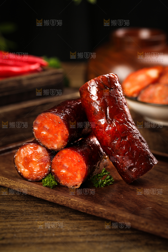 木板上摆放着烟熏香肠