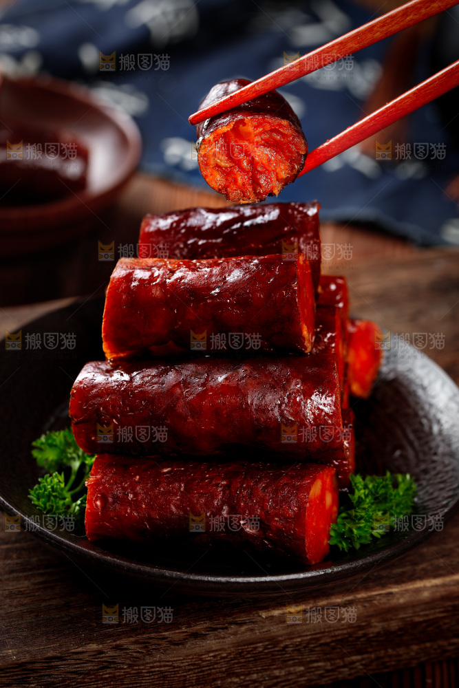 盘子里装着烟熏腊肠