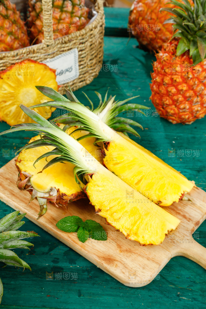 木板上放着金钻凤梨