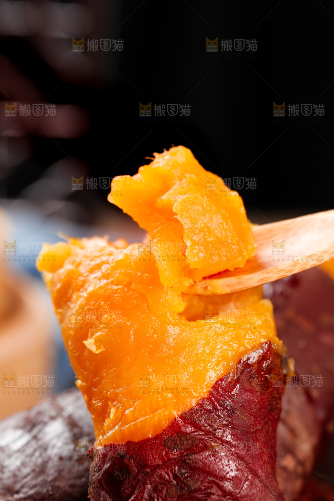 勺子里装着蜜薯果肉