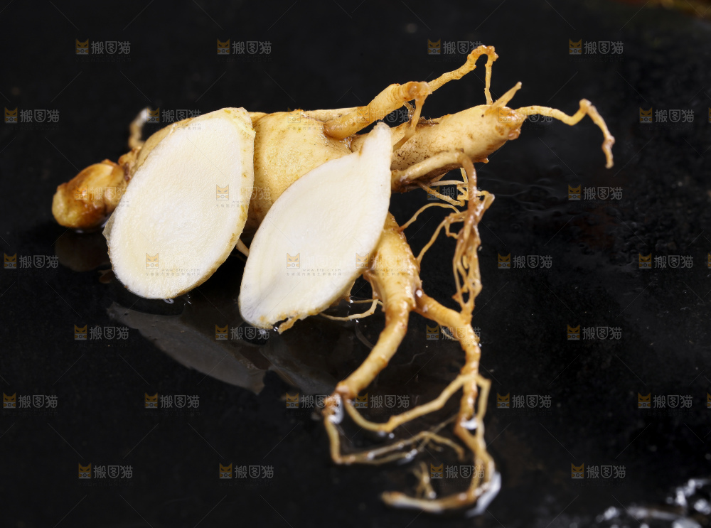 黑底上的人参切片