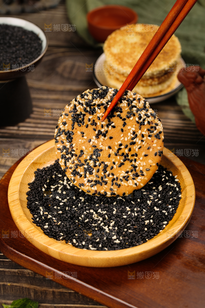 盘子里放着芝麻饼
