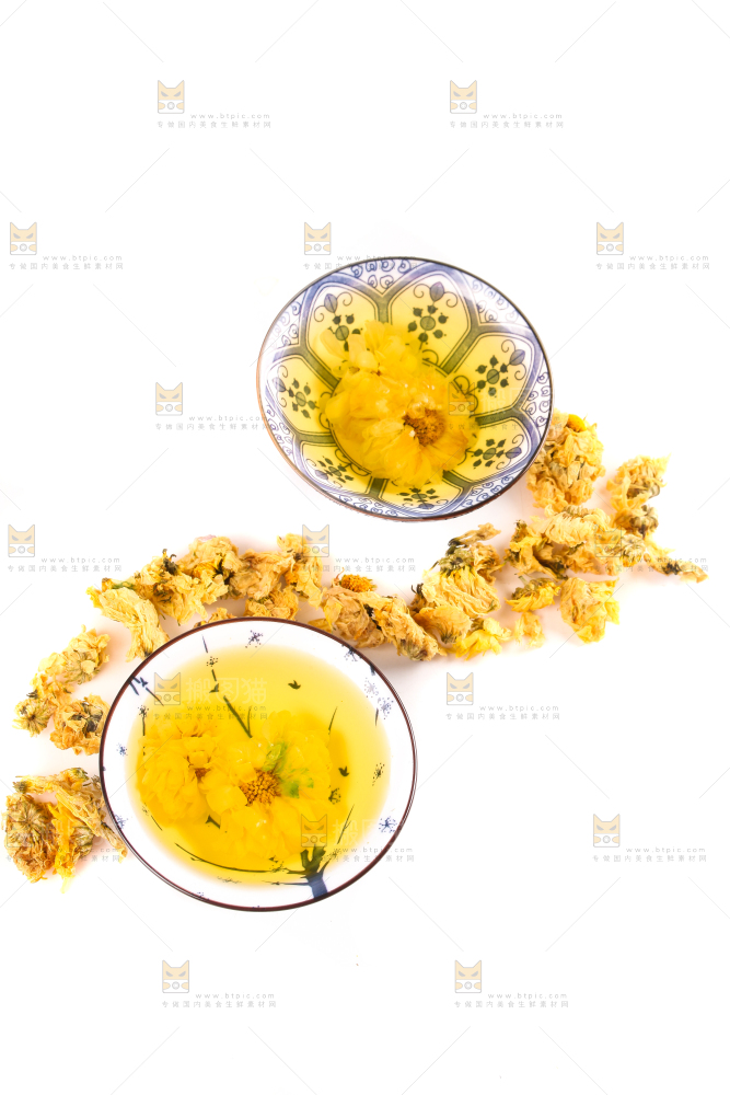 白底上的菊花茶