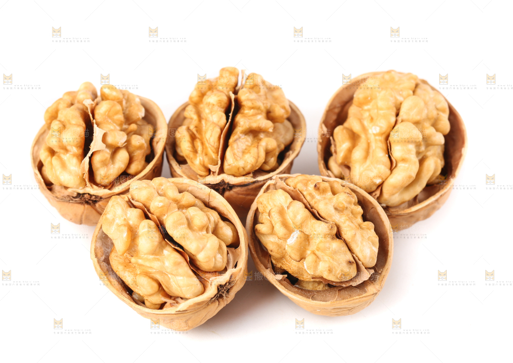 白底上剥开的原味山核桃