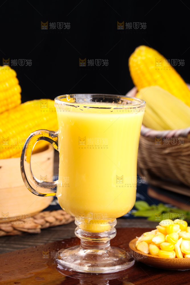 杯子里装着玉米汁