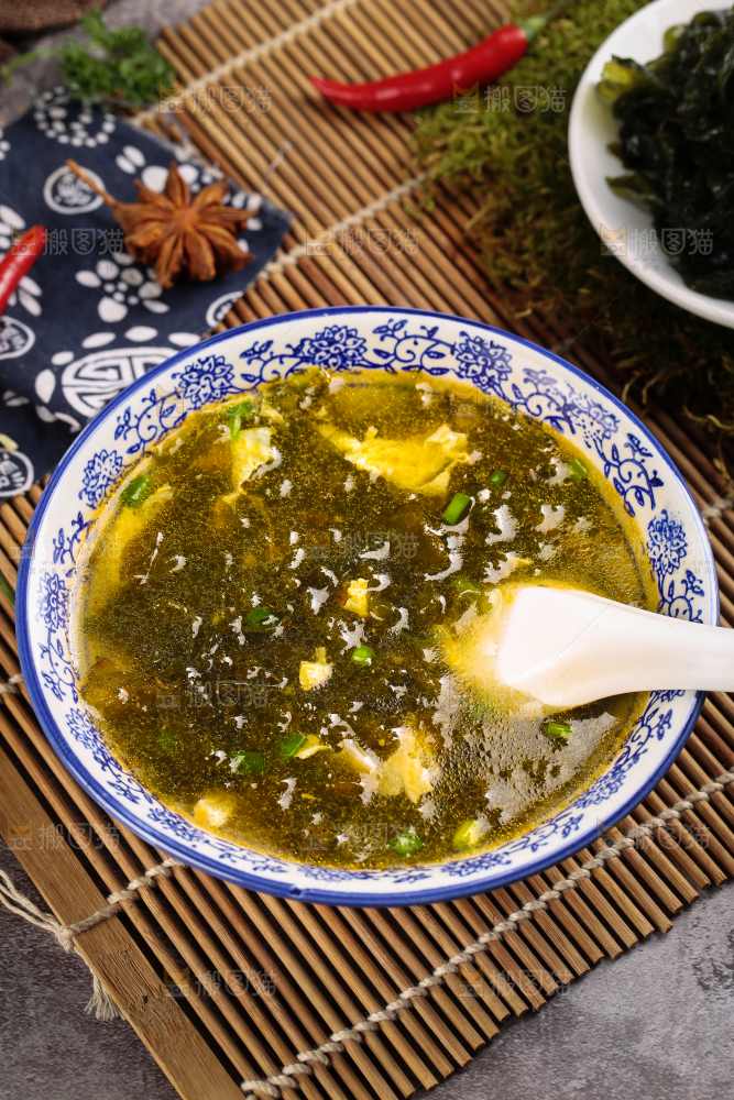 碗里装着地皮菜鸡蛋汤