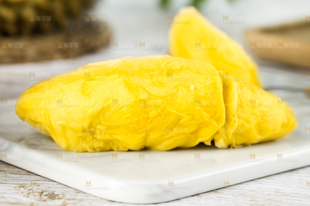 石板上放着新鲜榴莲果肉