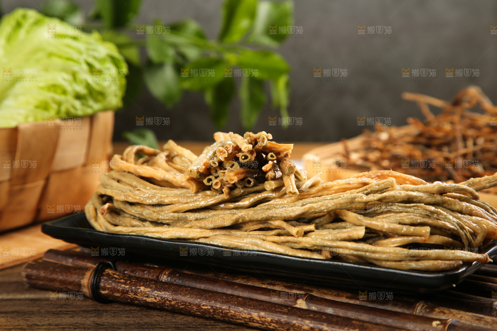 竹底上放着农家日晒干豆角