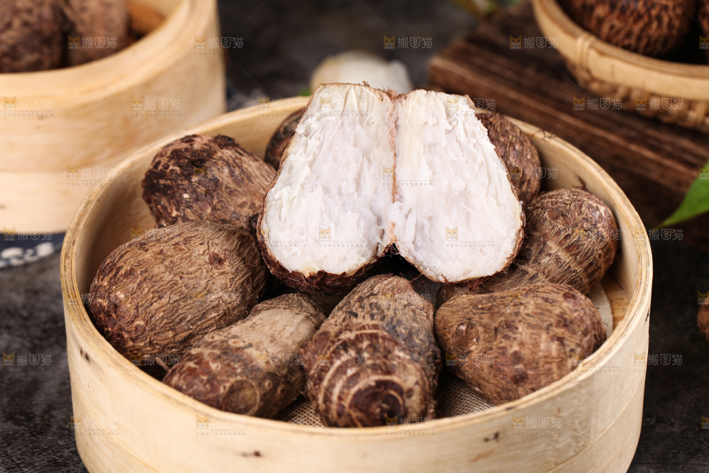 蒸笼里放着云南牛奶小芋头